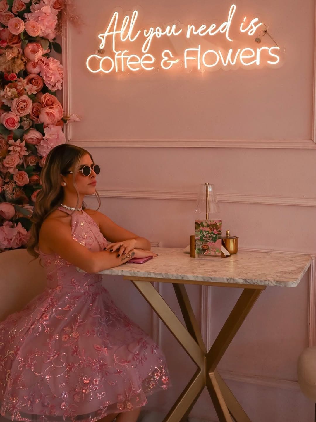 Coffee, flowers & pretty little moments 🌸