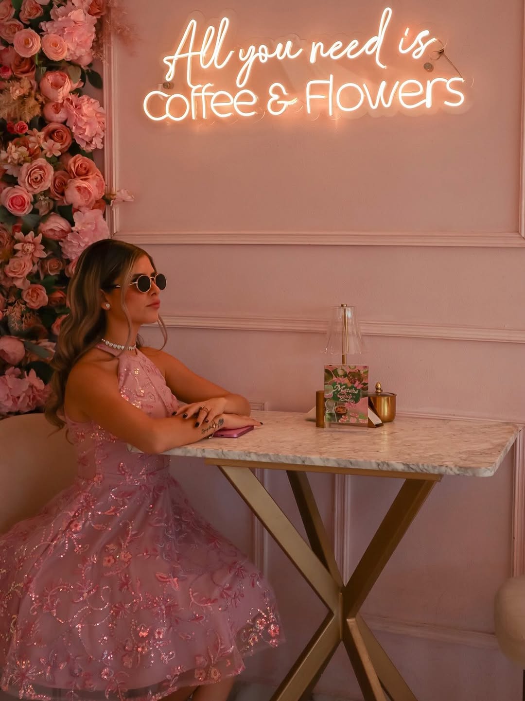 Coffee, flowers & pretty little moments 🌸