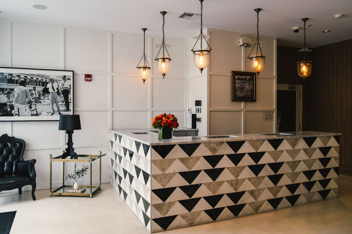 Recepción de hotel boutique con un arreglo floral sobre el mostrador